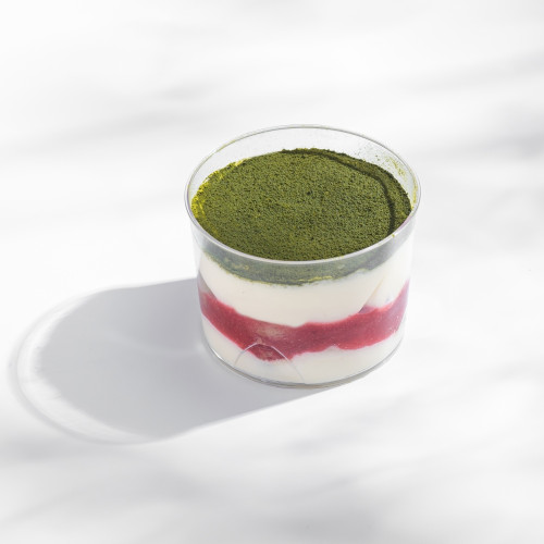 Десерт тирамису с клубникой и матчей 